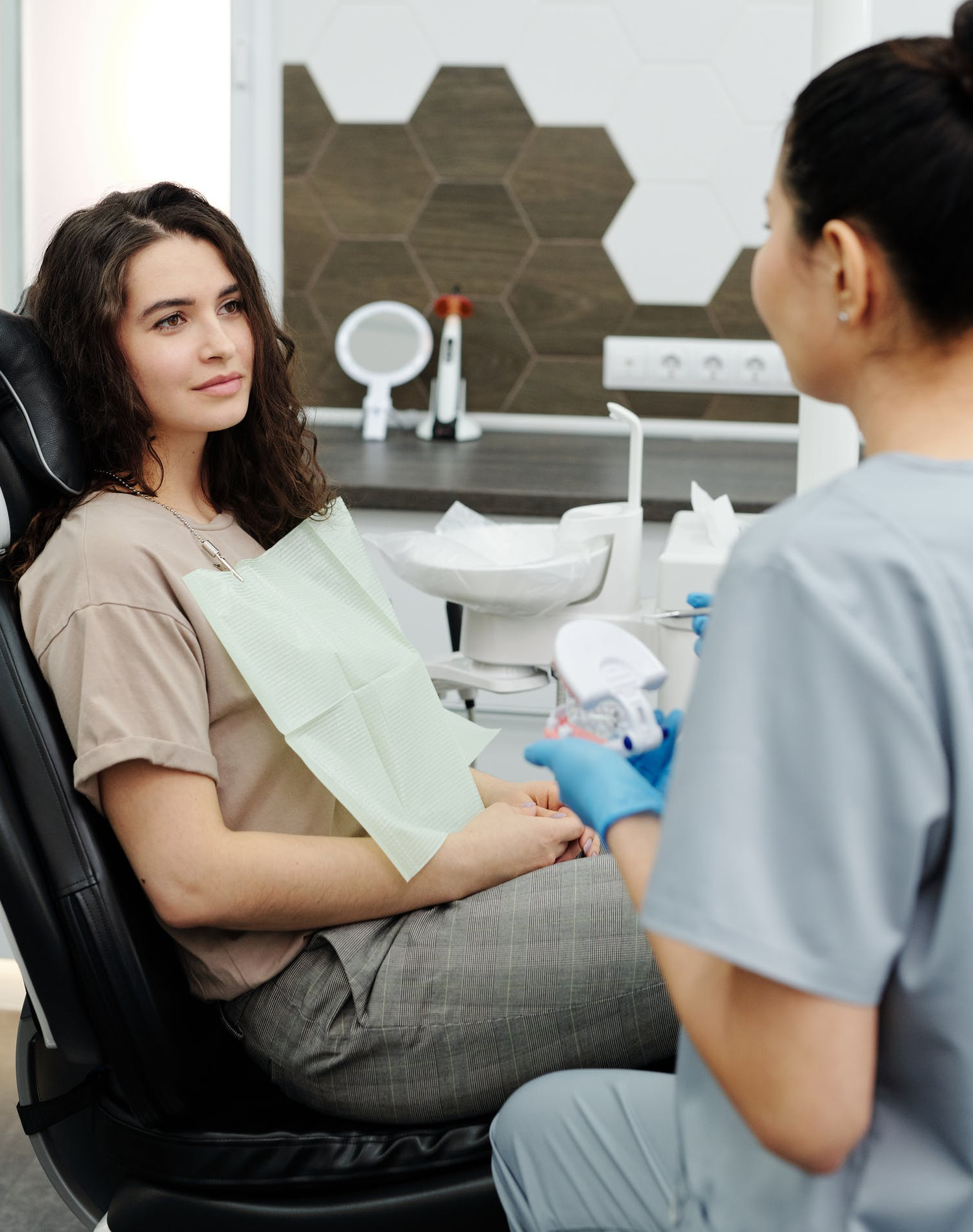 Patientin bei der Zahnprophylaxe